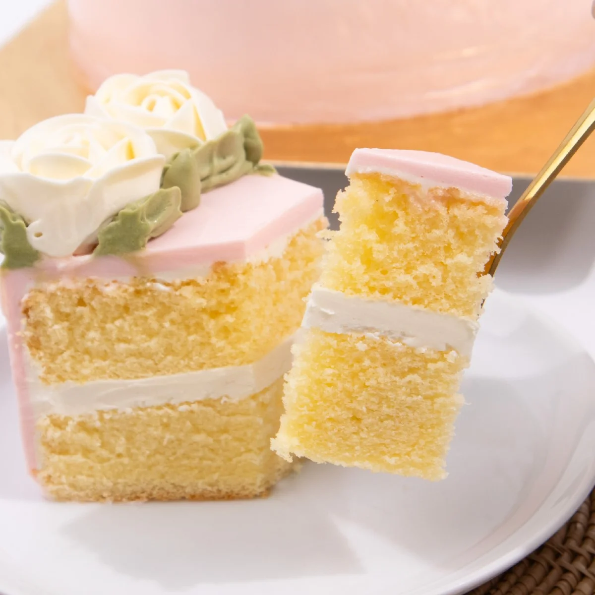 Queen of Roses Cake - Image 3