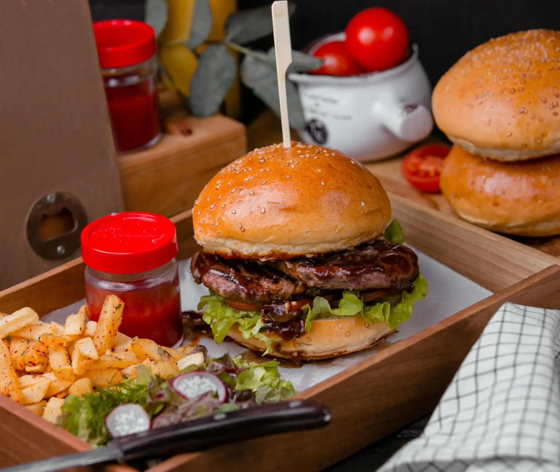 สูตรเบอร์เกอร์หมูบาร์บีคิวด้วย Potato Burger Bun