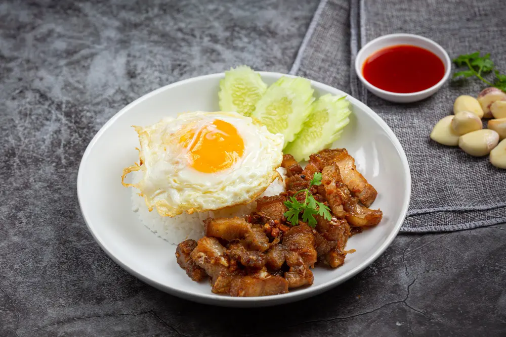 ข้าวหมูกระเทียม